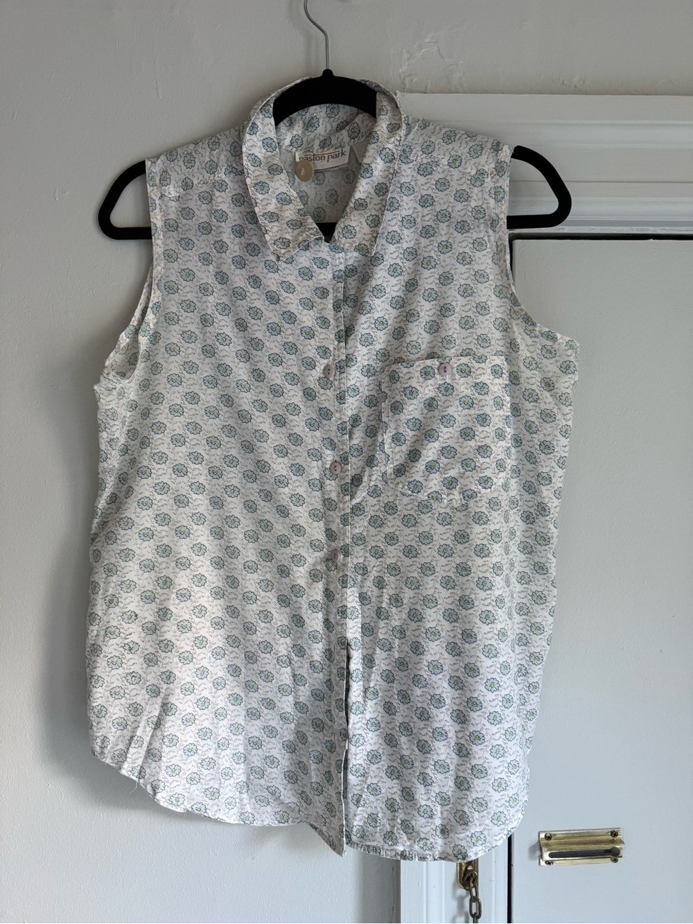 Vintage Sleeveless Button-Down Top - White with Light Green Motif